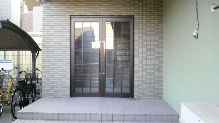 物件外観写真2　(エントランス部分)