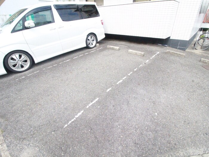 物件外観写真2　(駐車場)