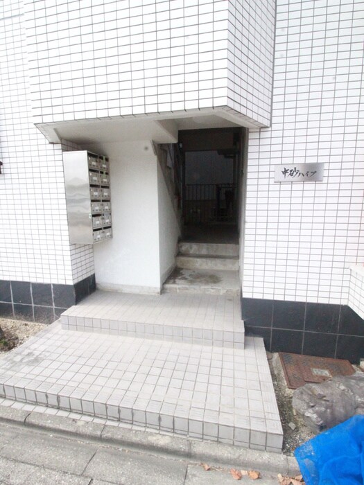 物件外観写真4　(エントランス部分)