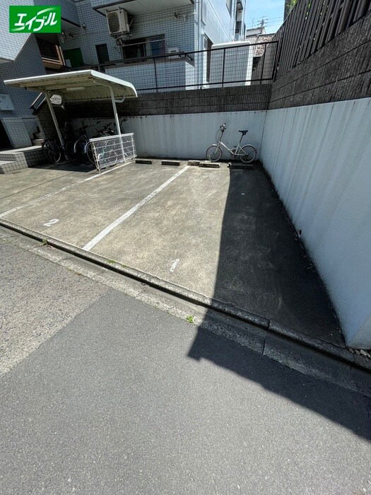 物件外観写真5　(駐車場)