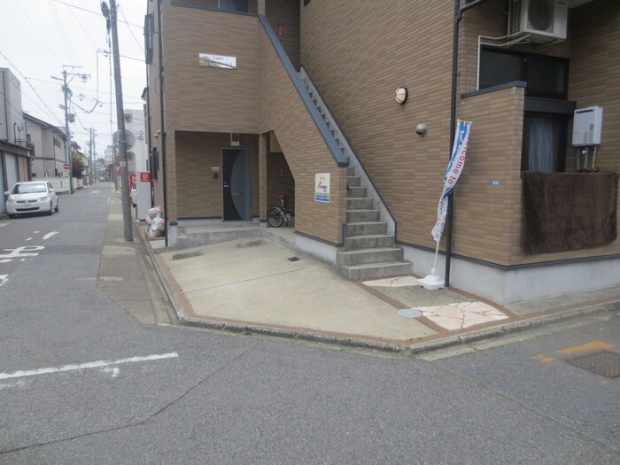 物件外観写真3　(エントランス部分)