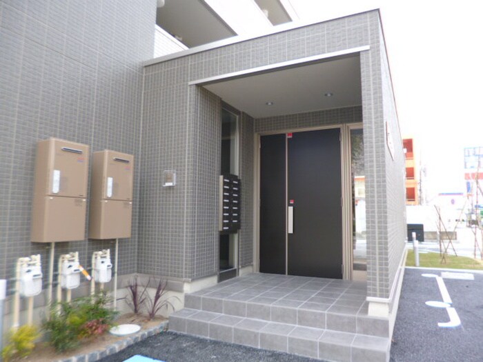 物件外観写真3　(エントランス部分)