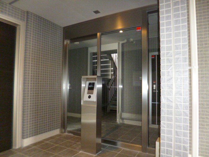 物件外観写真4　(エントランス部分)