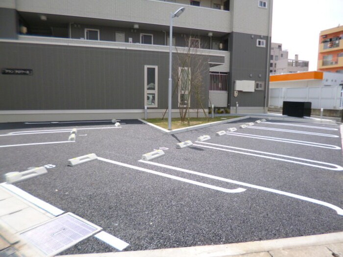 物件外観写真6　(駐車場)
