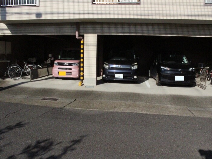 物件外観写真4　(駐車場)