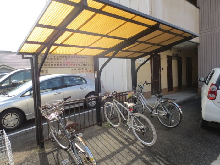 物件外観写真5　(駐輪場)
