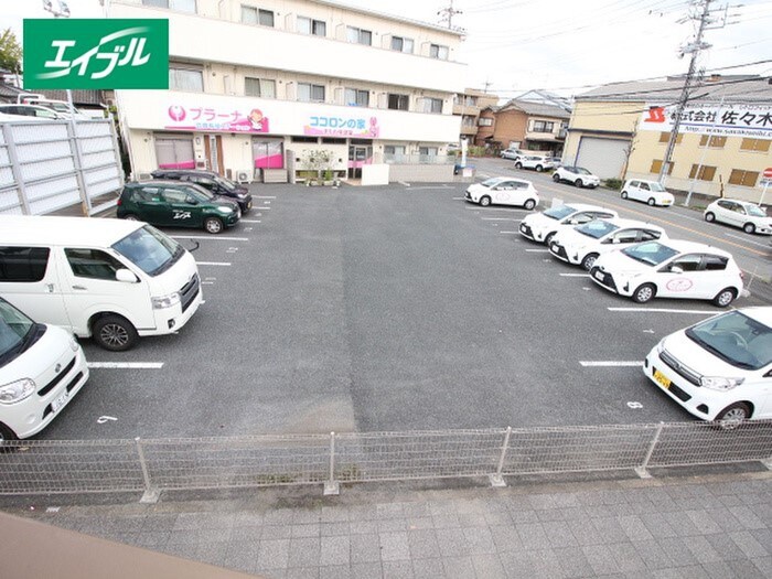 物件外観写真3　(駐車場)