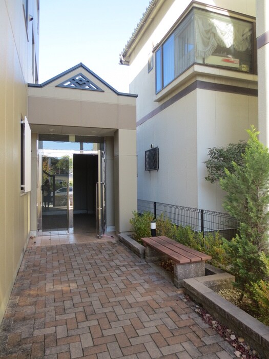 物件外観写真2　(エントランス部分)