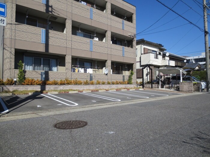 物件外観写真4　(駐車場)