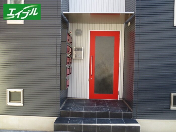 物件外観写真2　(エントランス部分)