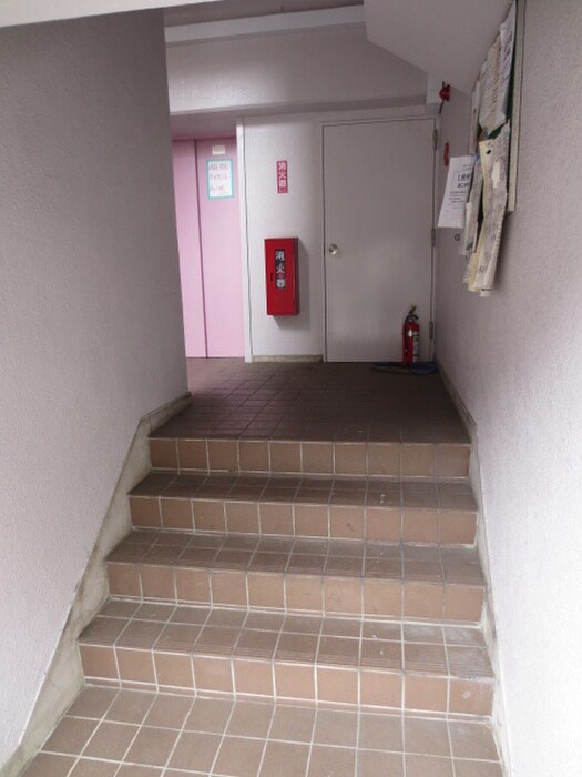 物件外観写真6　(エントランス部分)