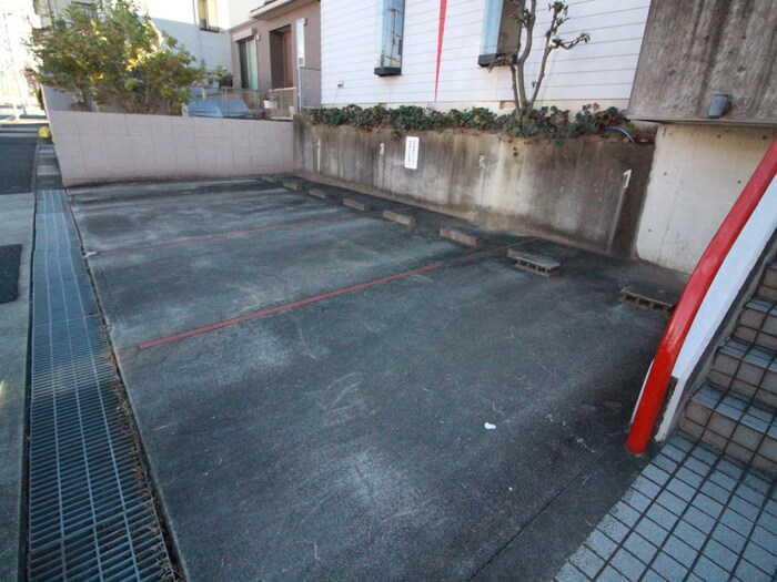 物件外観写真3　(駐車場)