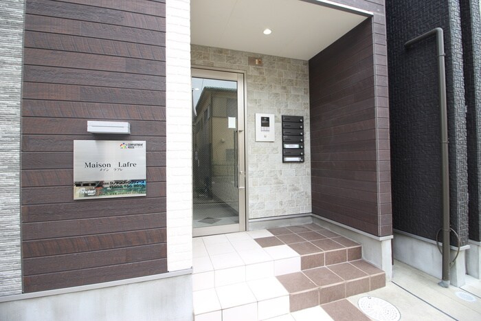 物件外観写真2　(エントランス部分)