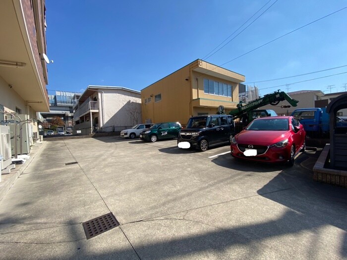 物件外観写真3　(駐車場)