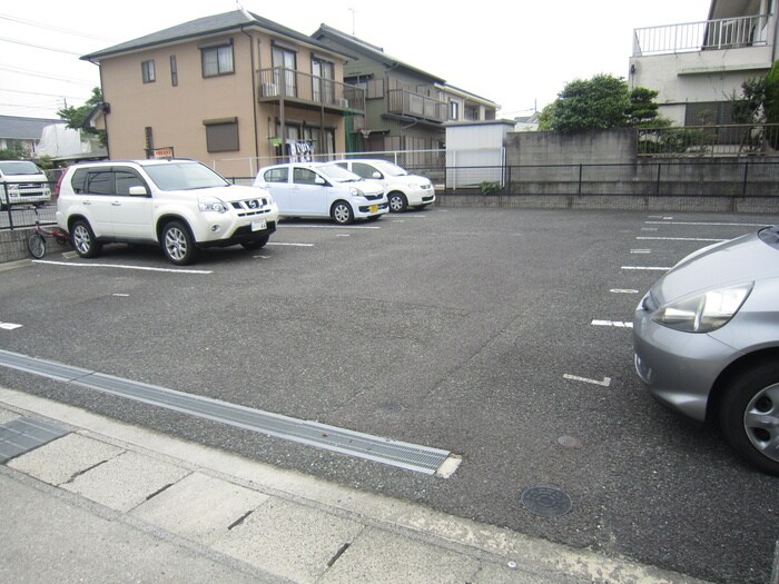物件外観写真4　(駐車場)
