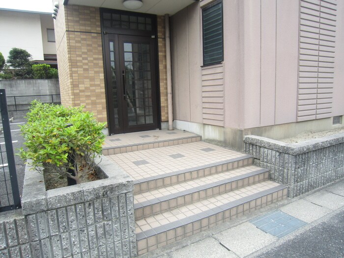 物件外観写真6　(エントランス部分)