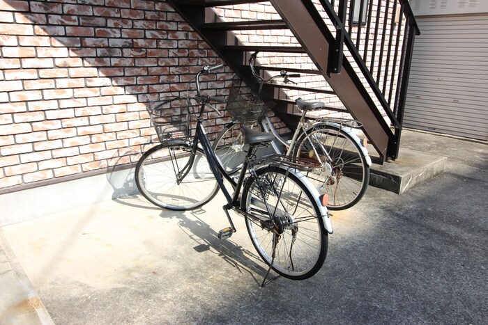 物件外観写真4　(駐輪場)