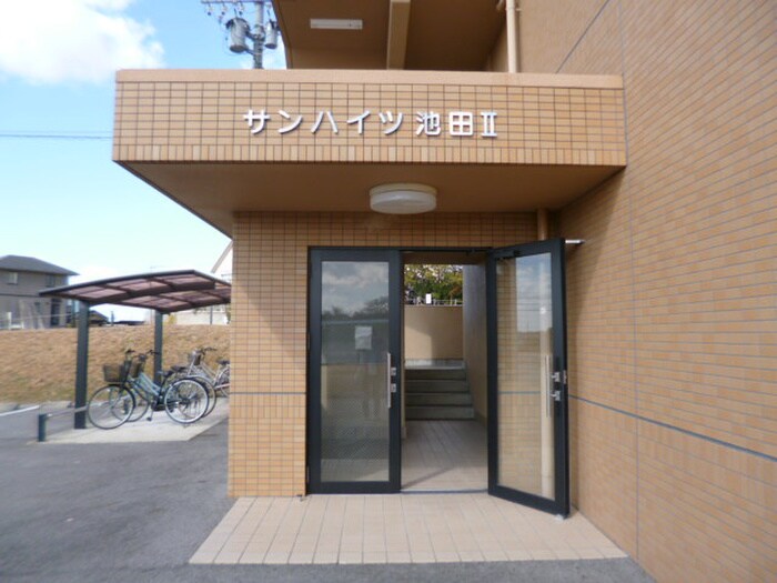 物件外観写真2　(エントランス部分)