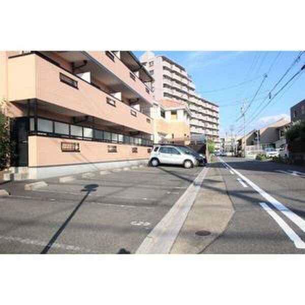 物件外観写真2　(駐車場)