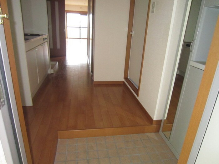 物件内観写真4　(玄関)