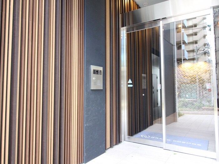 物件外観写真4　(エントランス部分)