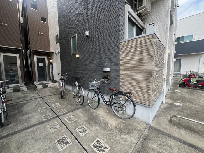 物件外観写真4　(エントランス部分)