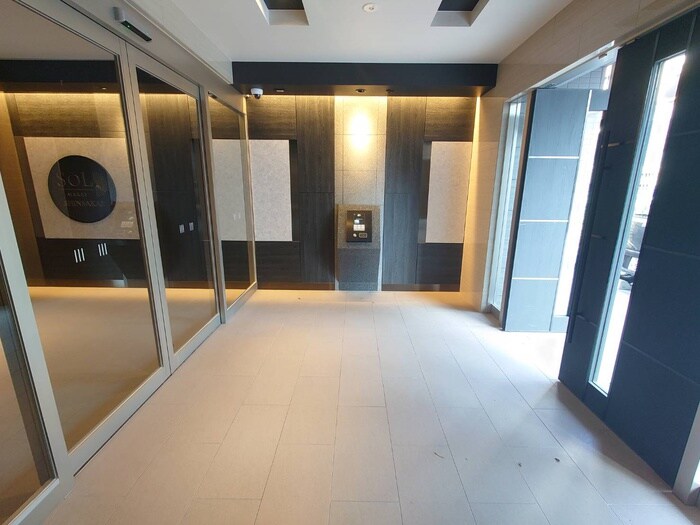 物件外観写真2　(エントランス部分)