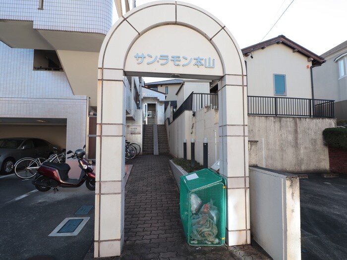 物件外観写真2　(エントランス部分)