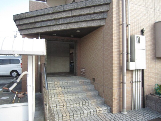 物件外観写真2　(エントランス部分)