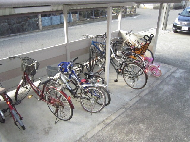 物件外観写真3　(駐輪場)