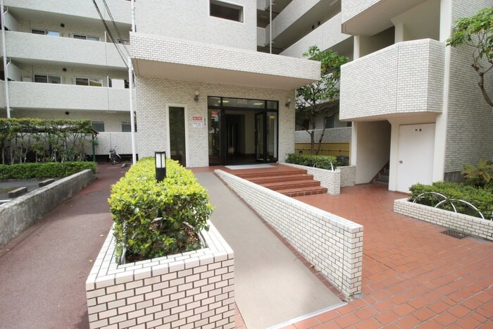 物件外観写真2　(エントランス部分)