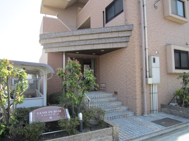 物件外観写真2　(エントランス部分)