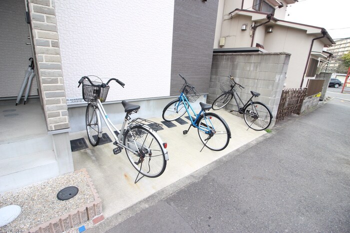 物件外観写真4　(駐輪場)