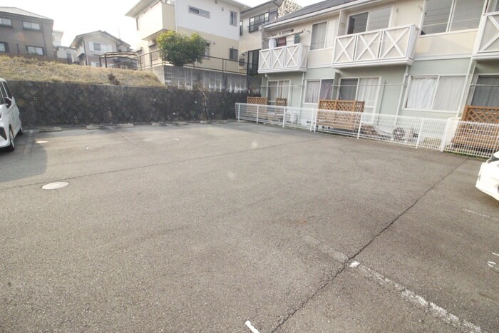 物件外観写真5　(駐車場)