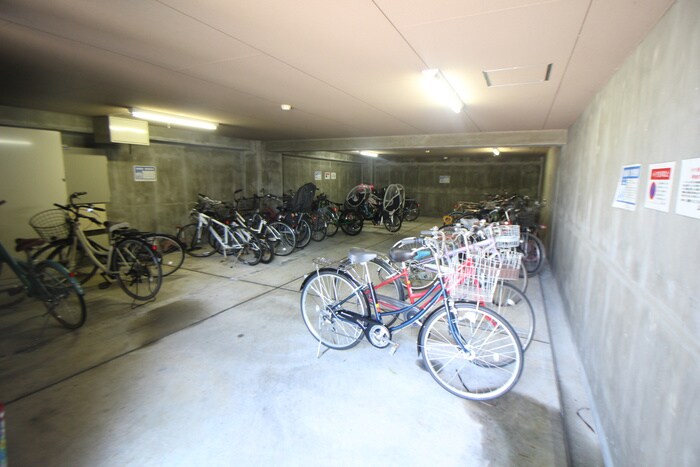 物件外観写真4　(駐輪場)