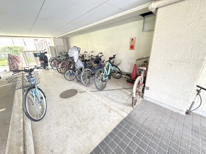 物件外観写真4　(駐輪場)