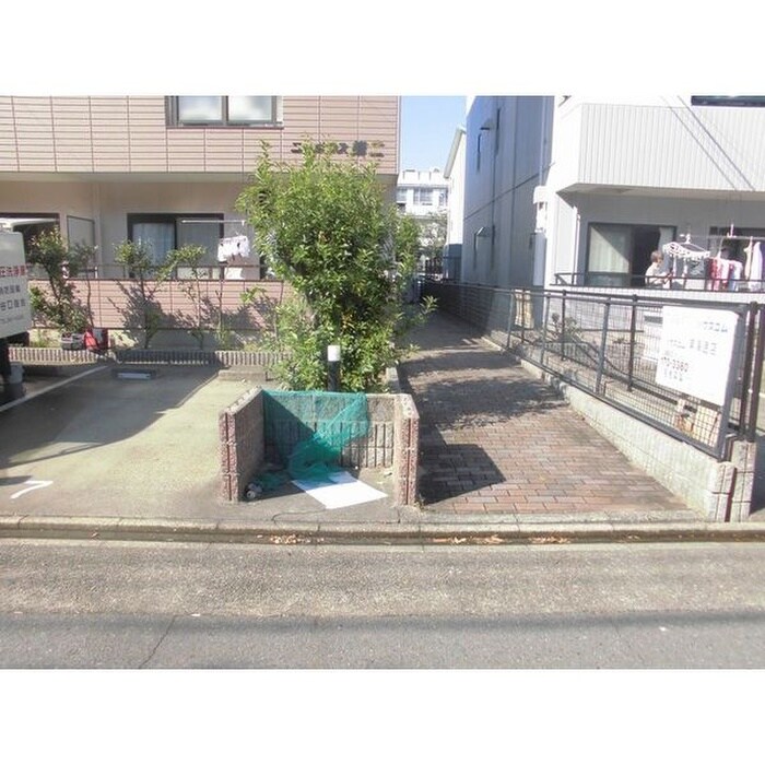 物件外観写真2　(エントランス部分)