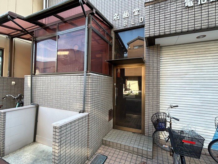 物件外観写真5　(エントランス部分)