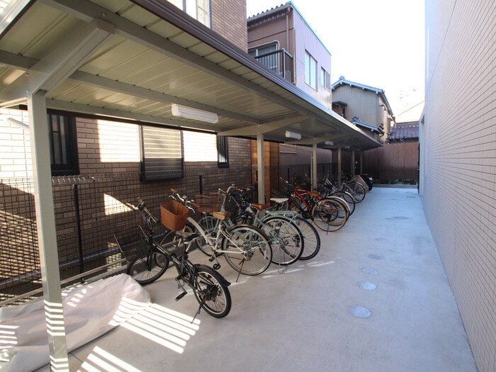 物件外観写真4　(駐輪場)