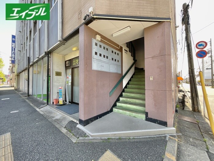 物件外観写真3　(エントランス部分)