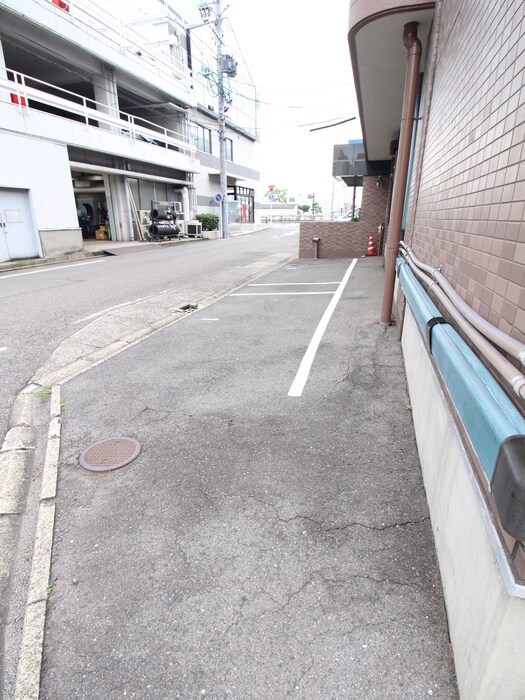 物件外観写真3　(駐車場)