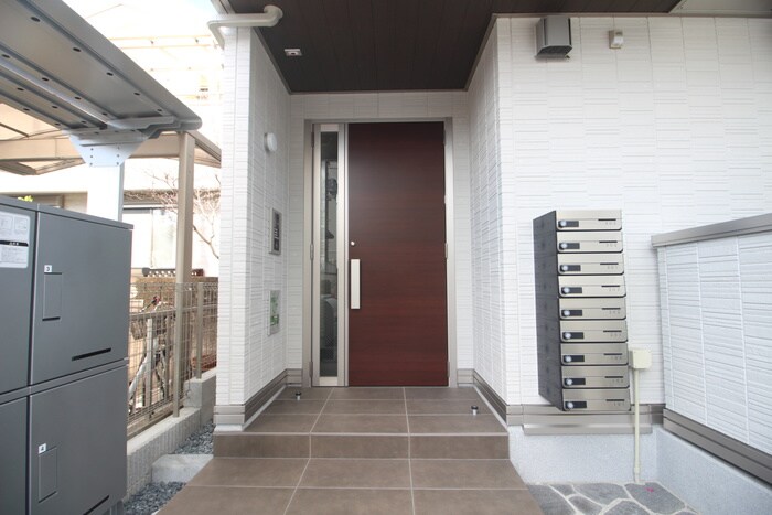 物件外観写真6　(エントランス部分)