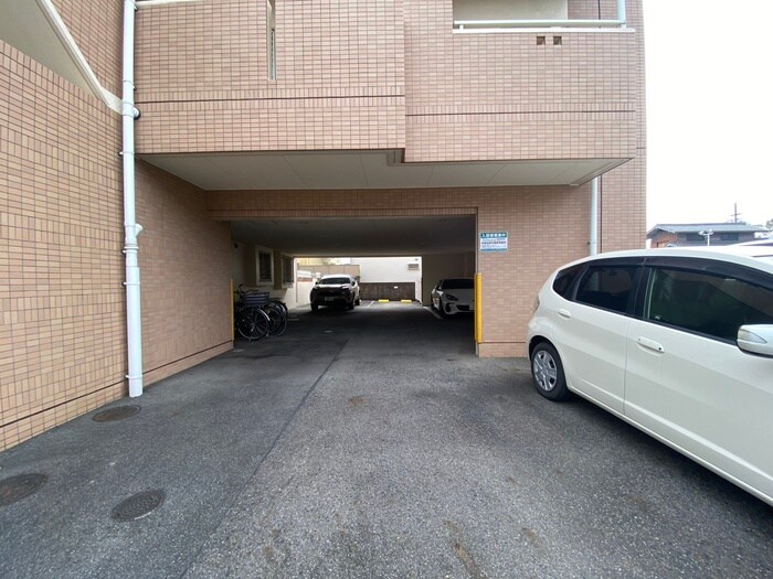 物件外観写真5　(駐車場)