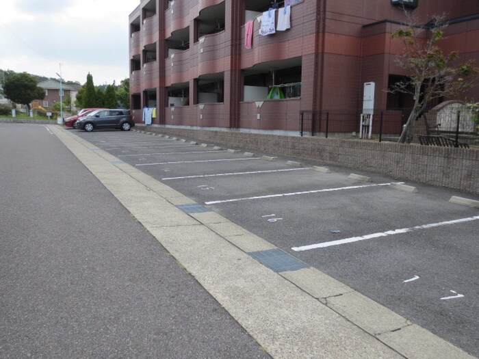 物件外観写真5　(駐車場)