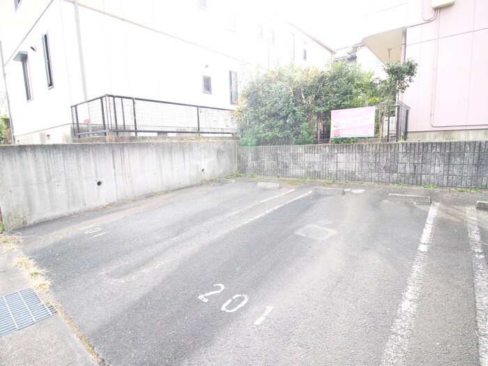 物件外観写真4　(駐車場)