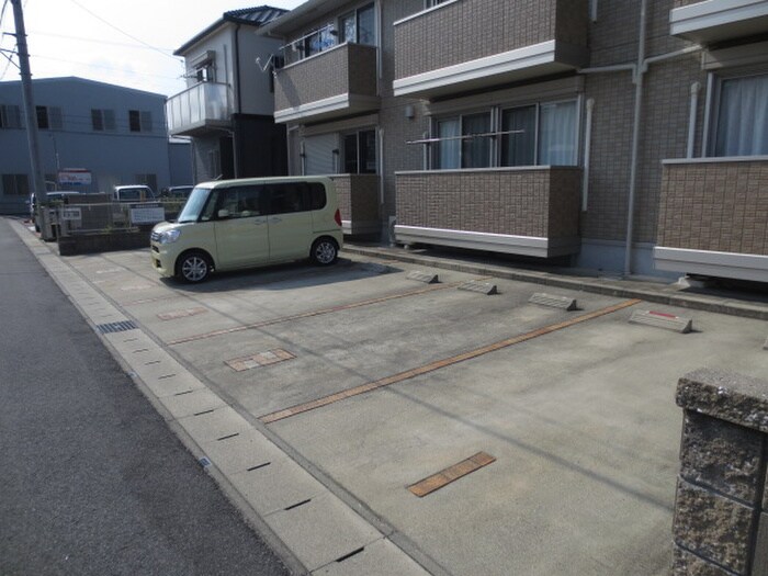 物件外観写真3　(駐車場)