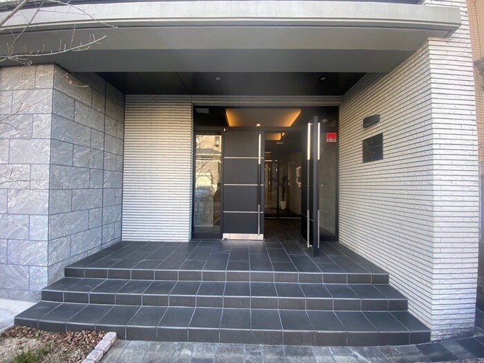 物件外観写真2　(エントランス部分)