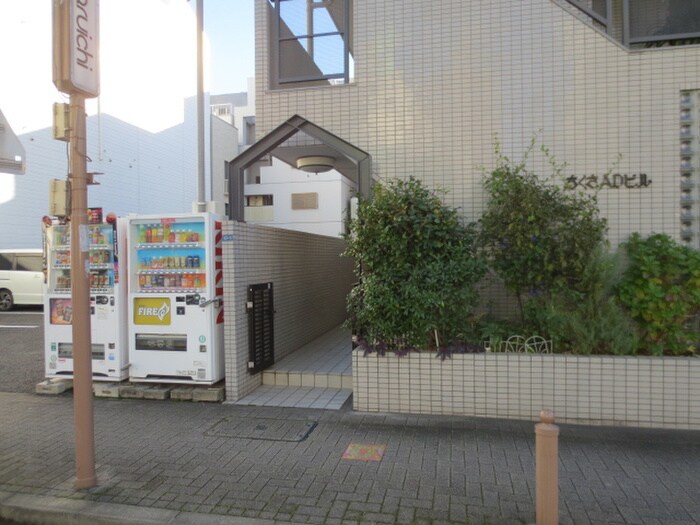 物件外観写真2　(エントランス部分)