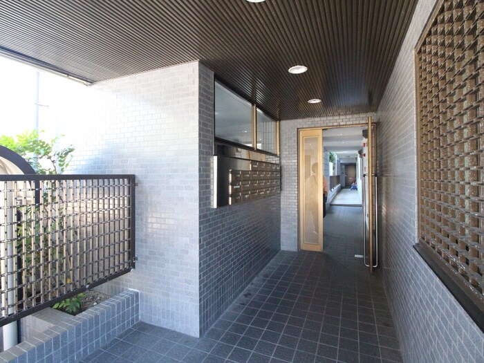 物件外観写真3　(エントランス部分)