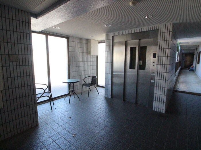 物件外観写真4　(エントランス部分)